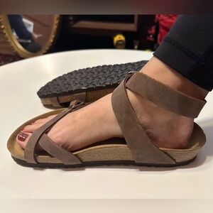 Birkenstock
Women's Yara Oiled Leather Habana Piled Flat Sandal size 41